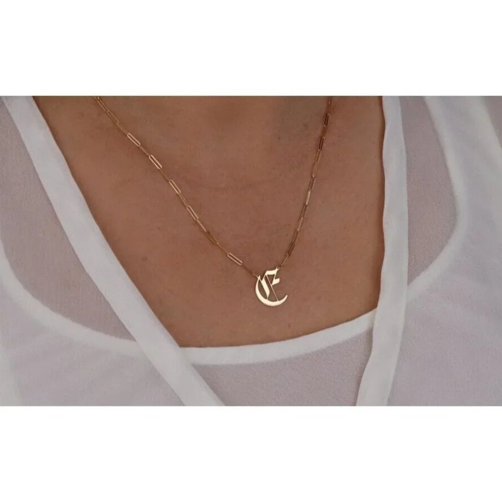 14k Yellow Gold Letter E Gothic Cursive E Necklace 18" Chain - Picture 2 of 9